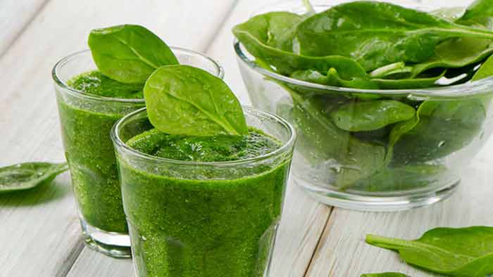Spinach smoothie to reduce bloating